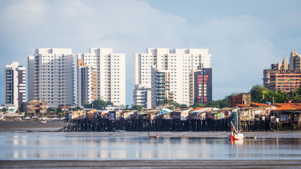 Palafitas em São Luís do Maranhão, em texto sobre desigualdade social no Brasil.