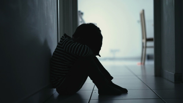 Criança chorando, situação que pode estar ligada à alienação parental.