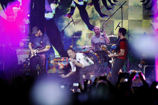 Coldplay, uma das bandas de rock que ganharam fama nos anos 2000, durante um show.