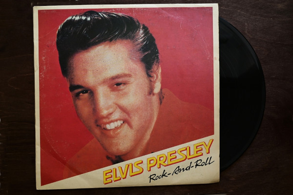 Foto de um álbum de Elvis Presley, conhecido como o rei do rock.