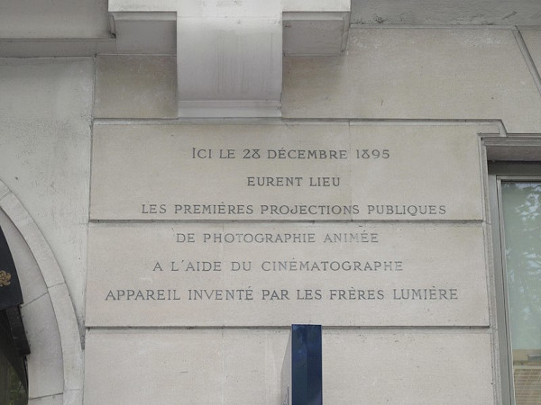 Placa na entrada do Hotel Scribe, em Paris, falando sobre a primeira exibição cinematográfica, parte da história do cinema.