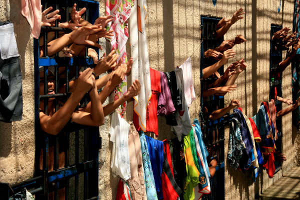 Prisioneiros em uma cadeia de Eunápolis, no estado da Bahia.