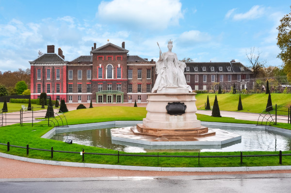 Estátua da rainha Vitória no Palácio de Kensington, local do seu nascimento.