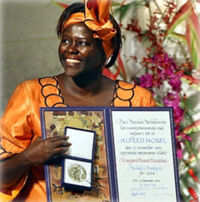 Wangari Maathai, uma das mulheres negras inspiradoras, recebendo o Nobel da Paz em 2004.
