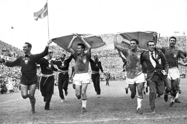 Seleção comemorando o título mundial de 1958. Gilmar, à esquerda; Zagallo, no centro; e Garrincha, à direita.