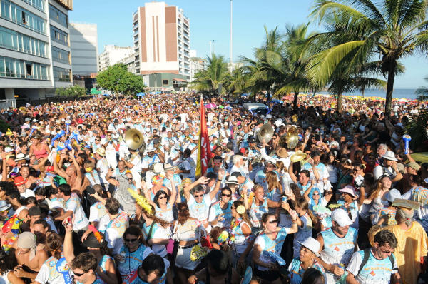 Foliões lotando uma avenida no Carnaval de rua no Brasil.