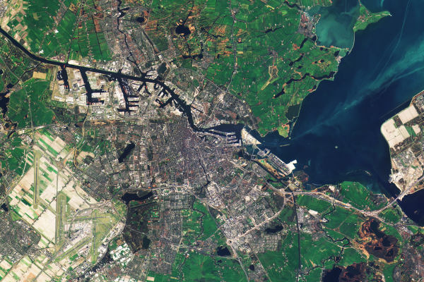 Imagem de satélite em texto sobre cartografia.