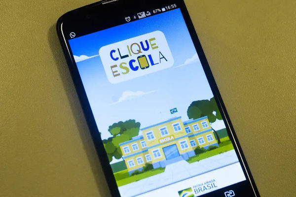 Aplicativo Clique Escola em tela de celular