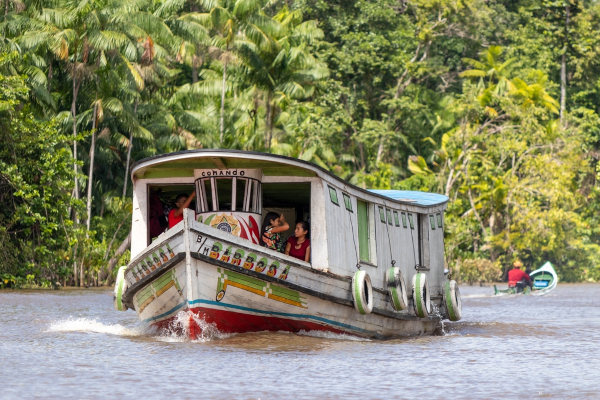 Embarcação sendo utilizada como meio de transporte na Ilha de Marajó.