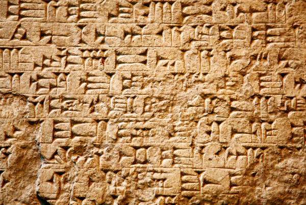 Escrita cuneiforme em tábua de argila sumeriana, parte importante da história da escrita.