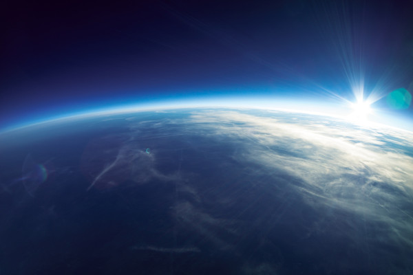 Imagem espacial do planeta Terra e da exosfera, camada mais externa da atmosfera terrestre.