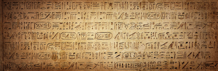 Exemplo de hieróglifos egípcios que devem ser lidos da direita para a esquerda.