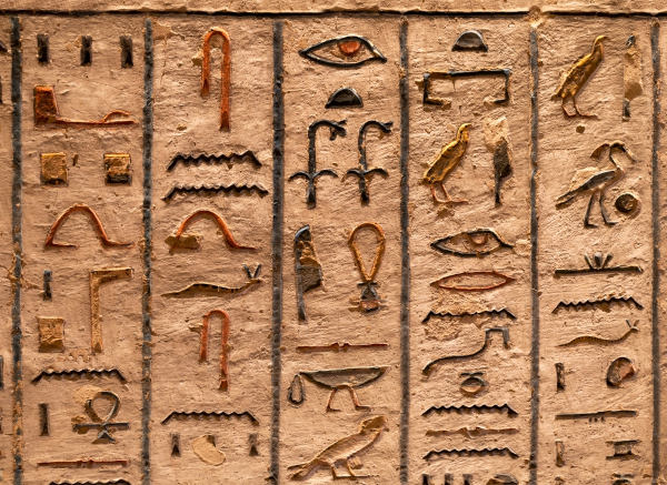 Hieróglifos presentes na tumba do faraó Ramsés III, no Vale dos Reis.