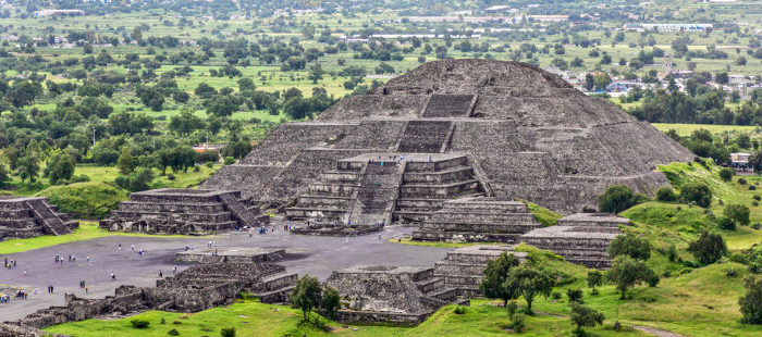 Pirâmide de Teotihuacán, localizada no México, construída por um dos povos pré-colombianos.