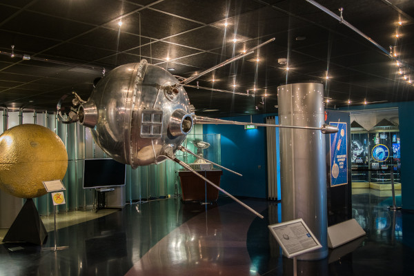 Réplica do Sputnik 1, um dos principais satélites artificiais.