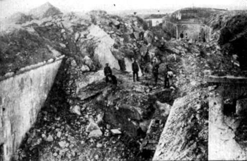 Fortificação destruída na Batalha de Liège, após bombardeio alemão.
