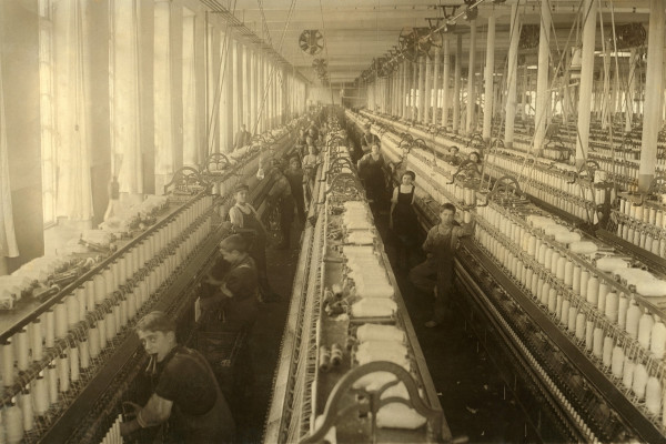 Crianças trabalhando em uma fábrica, em alusão às consequências da Revolução Industrial.