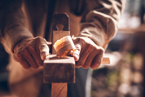 Imagem aproximada das mãos de uma pessoa realizando o processo de manufatura.