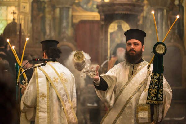 Membros da Igreja Ortodoxa, originada após o Cisma do Oriente, em ritual.