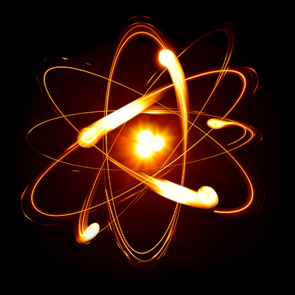 Representação gráfica de um átomo, com a perspectiva de os elétrons estarem se movendo em alta velocidade.