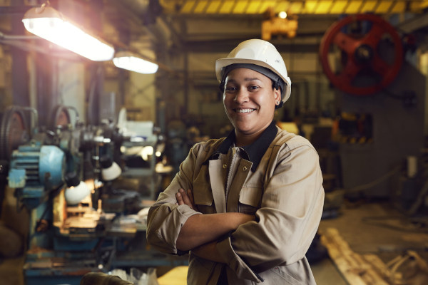 Mulher em um contexto trabalhista de automação como exemplo da presença das mulheres no mercado de trabalho.