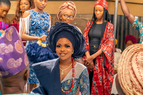 Mulheres iorubás com roupas tradicionais de sua cultura.