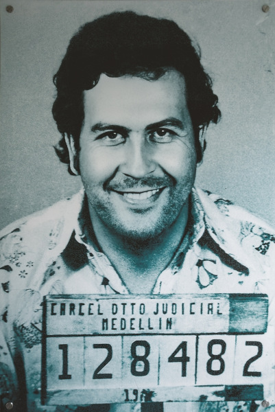 Fotografia de Pablo Escobar em texto sobre narcotráfico.