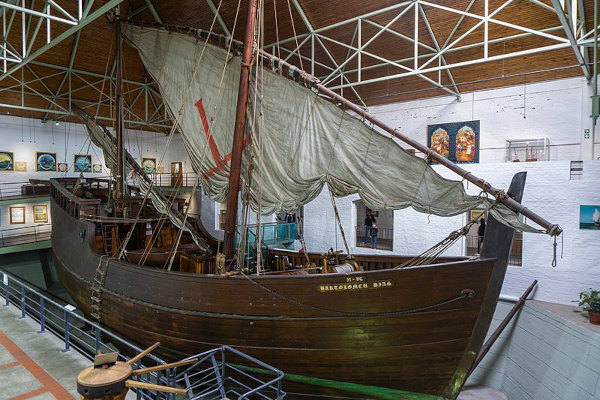 Réplica da embarcação de Bartolomeu Dias que levou à descoberta do Cabo das Tormentas (Cabo da Boa Esperança).