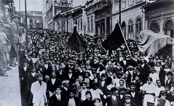 Trabalhadores marchando nas ruas de São Paulo durante a Greve de 1917, uma das primeiras do movimento operário brasileiro.