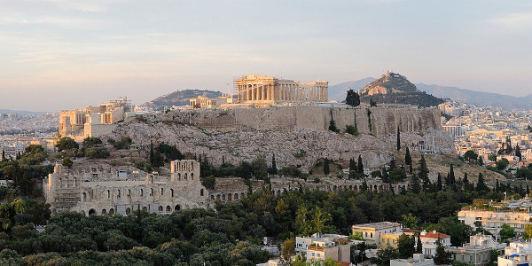 Vista da Acrópole de Atenas e do Pártenon, que foi construído no auge da democracia ateniense.[1]