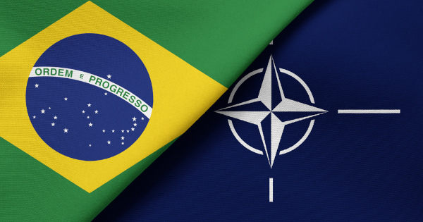 Mescla da bandeira do Brasil e da Otan – Organização do Tratado do Atlântico Norte.