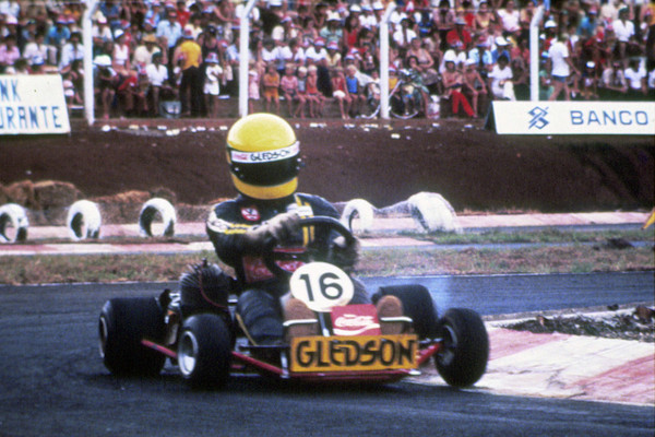 otografia de Ayrton Senna usando o número 16 no kart.