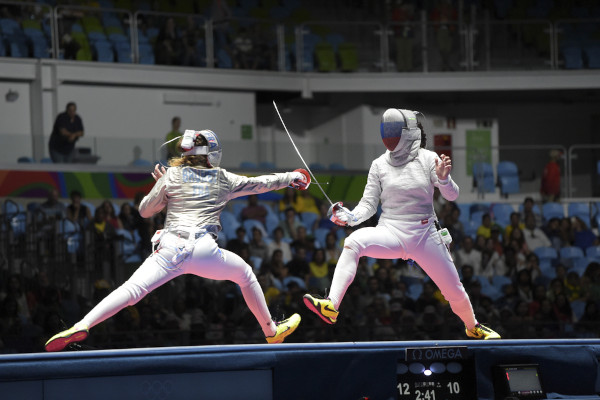Mulheres esgrimistas em combate de esgrima nos Jogos Olímpicos do Rio de Janeiro, em 2016.