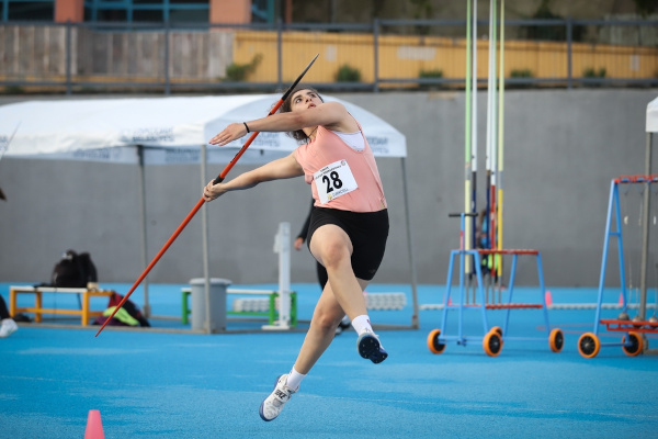 Mulher realizando o lançamento de dardo em prova de atletismo realizada em Istambul, na Turquia.