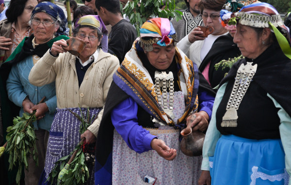 Mulheres mapuche, um dos povos originários da América, realizando ritual contra a construção de um aeroporto.