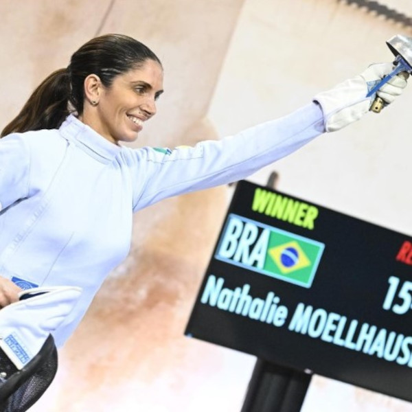 Nathalie Moellhausen, atleta que conquistou dois títulos mundiais de esgrima, comemorando vitória.