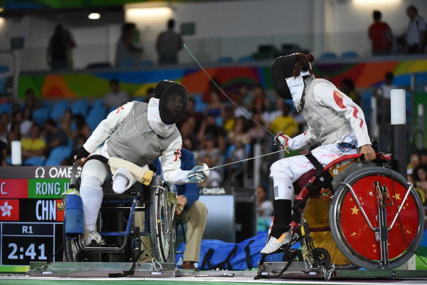 Atletas de esgrima em cadeira de rodas durante competição os Jogos Paralímpicos do Rio, em 2016. 