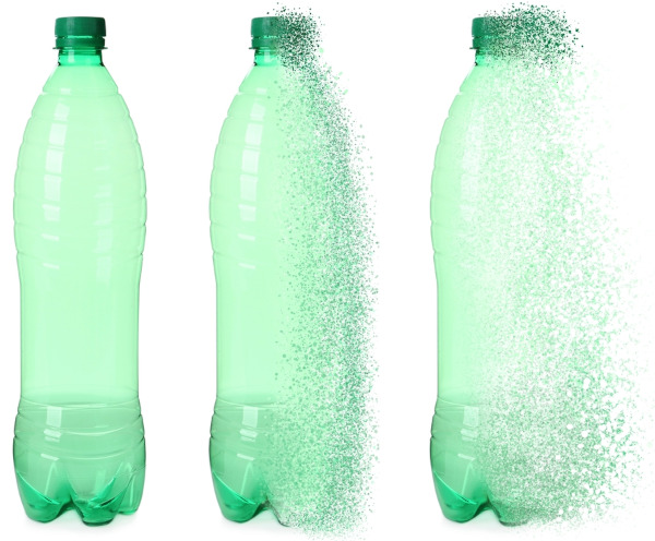 Três garrafas plásticas se deteriorando, em alusão ao plástico oxibiodegradável.
