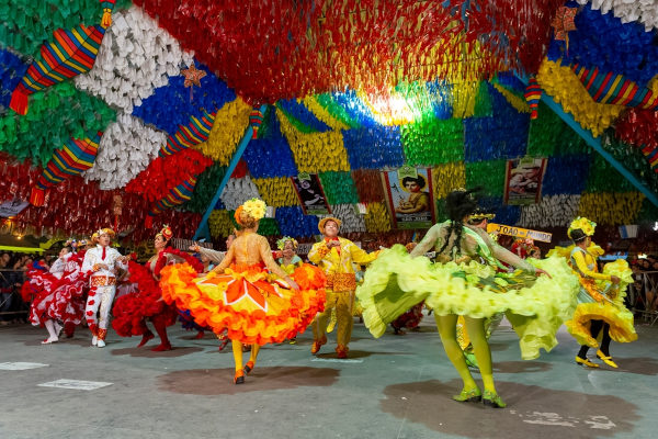 Dançarinos na Festa Junina em Campina Grande, uma expressão da cultura popular.