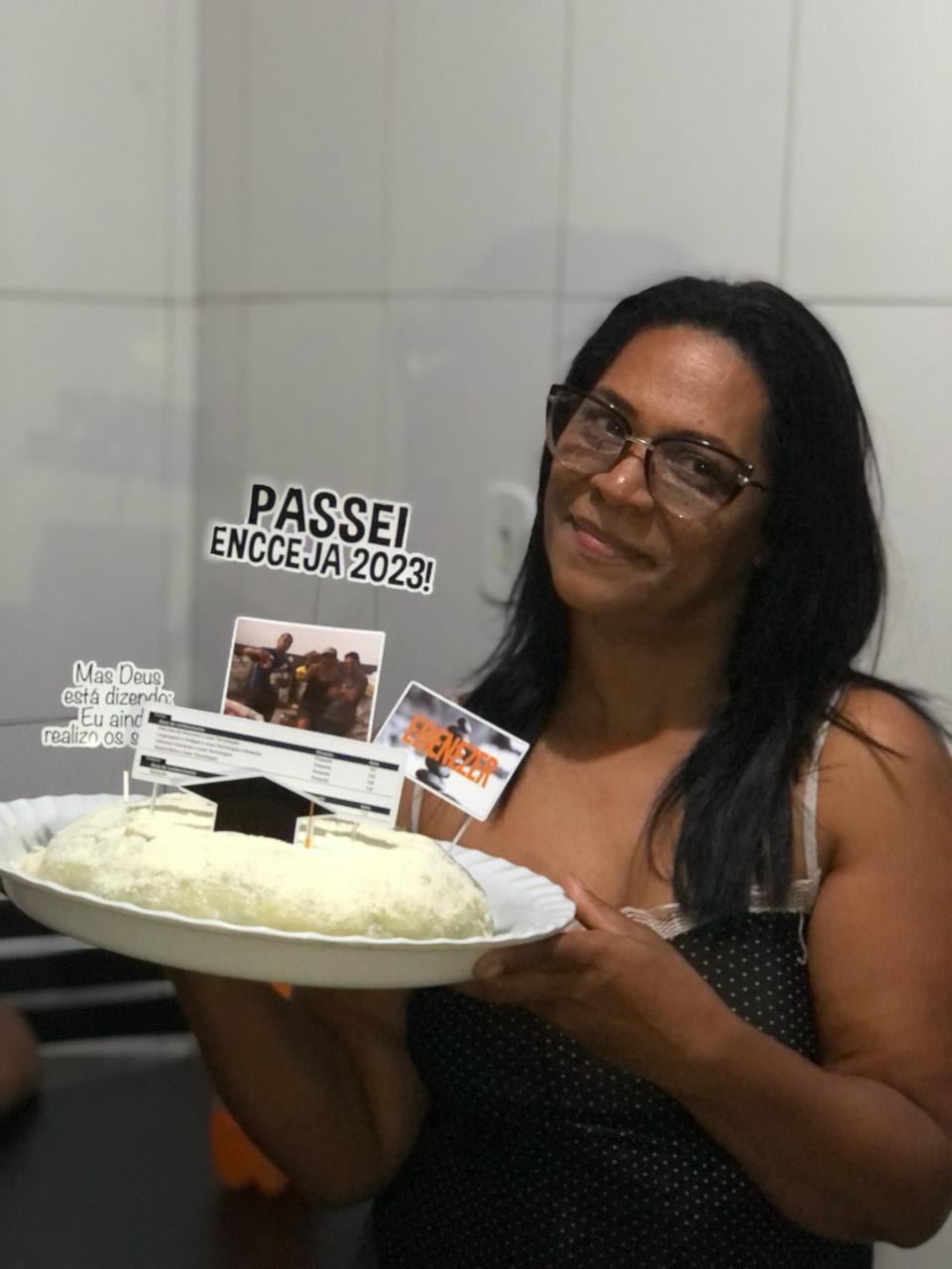Denise com o bolo na comemoração de sua aprovação no Encceja.