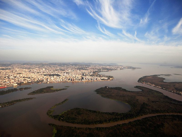 Imagem do lago Guaíba banhando Porto Alegre, capital do Rio Grande do Sul.