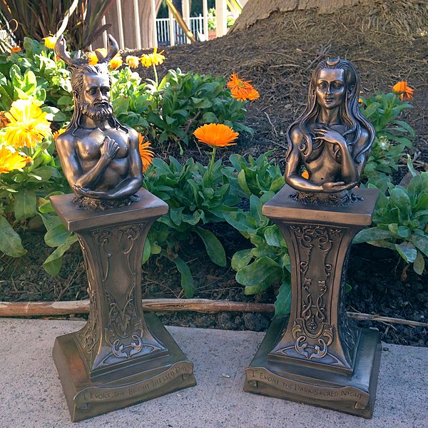 Estátuas do Deus Cornífero e da Deusa Mãe, divindades da Wicca.