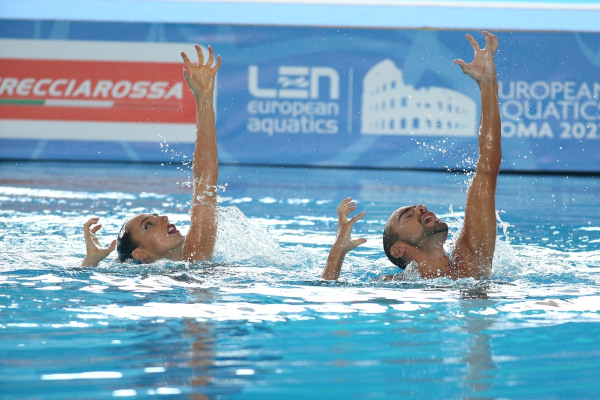 Atletas em apresentação de nado artístico. 
