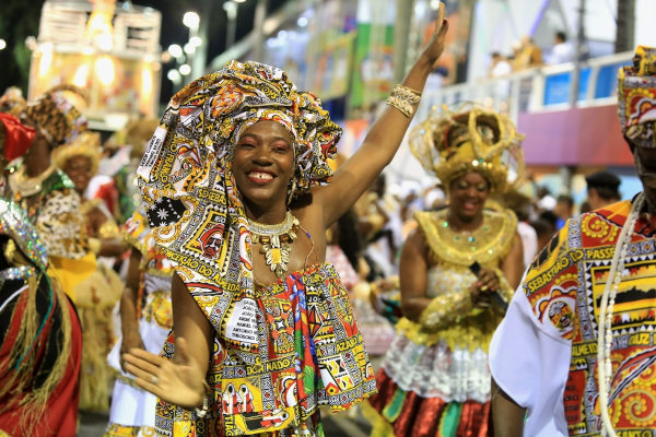 Dançarinos com trajes africanos no Carnaval, uma expressão da cultura afro-brasileira. 