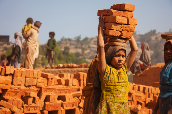 Ilustração de uma criança trabalhando em uma fábrica de tijolos, uma alusão ao trabalho infantil.