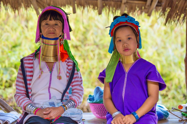 Mulheres tailandesas com anéis no pescoço, um exemplo de relativismo cultural. Título: relativismo-cultural