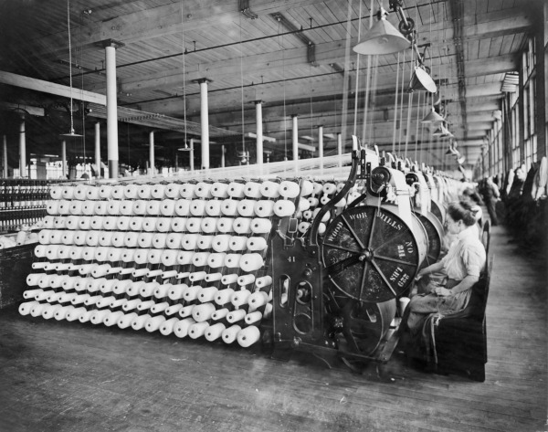 Mulheres trabalhando na indústria têxtil, símbolo do pioneirismo inglês na Revolução Industrial.
