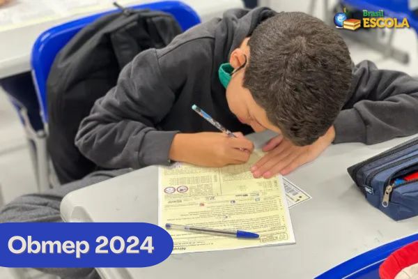 Estudante fazendo prova da Obmep em sala de aula, texto Obmep 2024