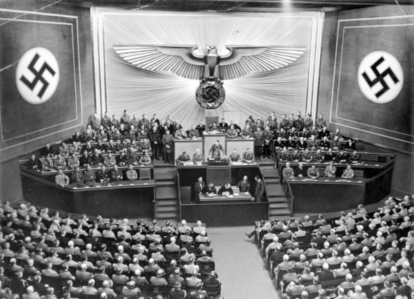 Parlamento nazista com os símbolos do Terceiro Reich: a suástica e a águia. [2]