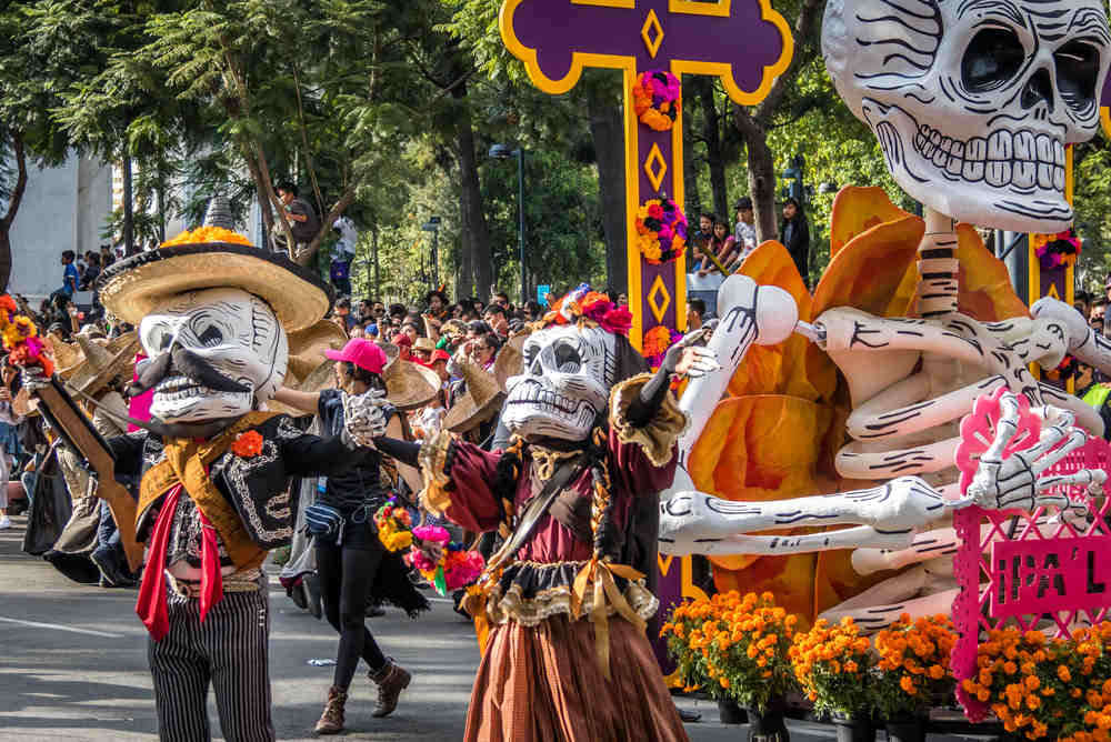 Desfile do Dia dos Mortos, no México, um exemplo de sincretismo.